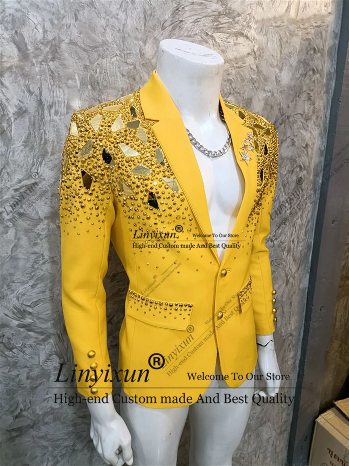 Sparkly Mirror Finish Men Suit - Men'S Grooming Mirror 评论和价格